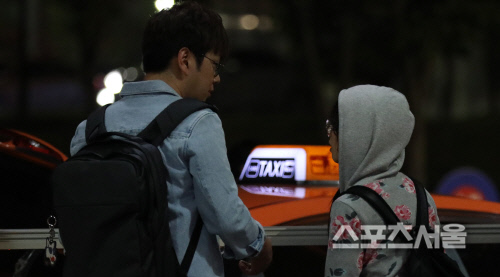 صورة صحيفة Sports Seoul كشفوا عن صور لـ تشوا مع حبيبها المزعوم مدير شركة نيجن