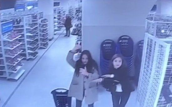 صورة [الآراء] كريستال رُصدت تتسكع مع أختها جيسيكا بعد أخبار انفصالها