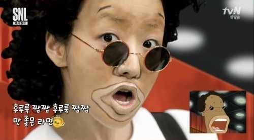 صورة برنامج SNL Korea وبومي تعرضوا للانتقاد بسبب تبنّيهم للوجه الأسود