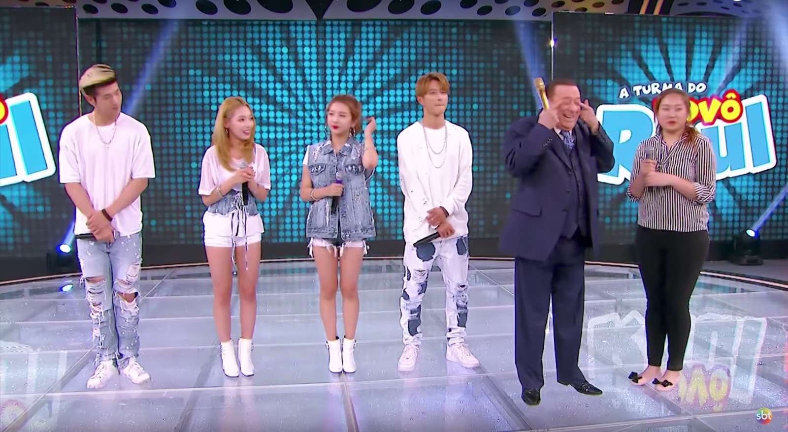 صورة مخرج البرنامج البرازيلي اعتذر عن تصرفات المذيع العنصرية تجاه فرقة كارد