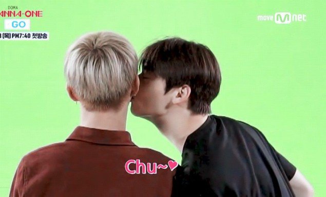 صورة يون جيسونغ من واناون حقق هدفه أخيرا بحصوله على قبلة في الخد من مينهيون