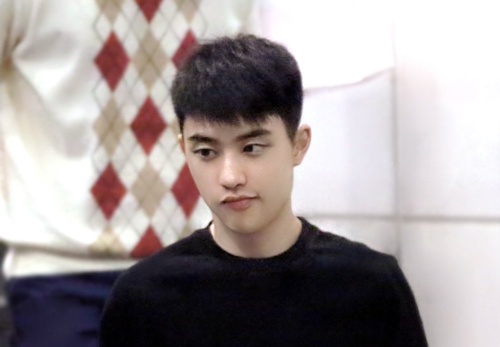 صورة المعجبين لاحظوا أن D.O عضو فرقة إكسو يحمل علبة سجائر