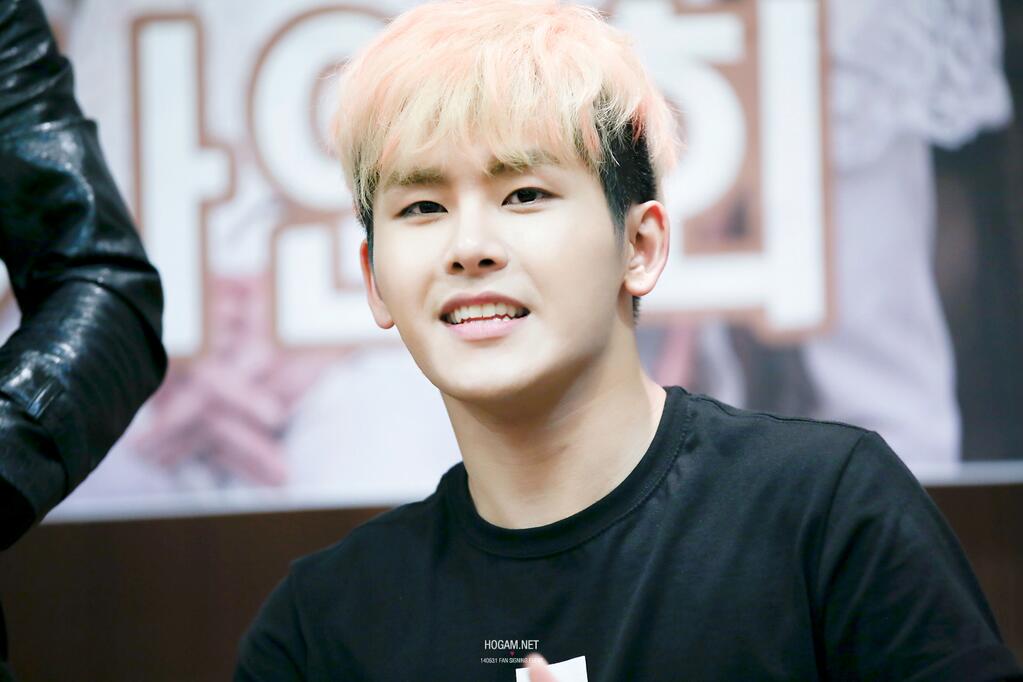 صورة هويا كتب رسالة مؤثرة بعد تركه لفرقة إنفينيت و وكالة ووليم الترفيهية