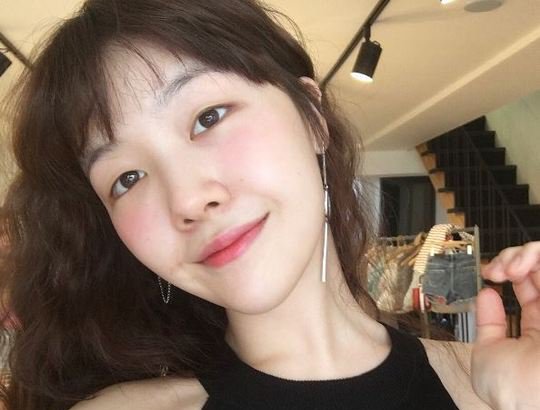 صورة رأي مستخدمي الإنترنت في وجه ميناه الخالي من المكياج