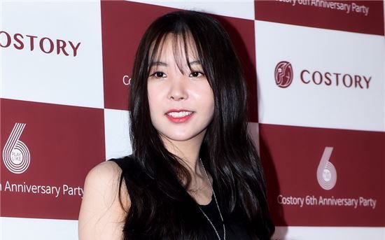 صورة [الآراء] راينا من آفتر سكول صدمت مستخدمي الإنترنت بمظهرها المختلف