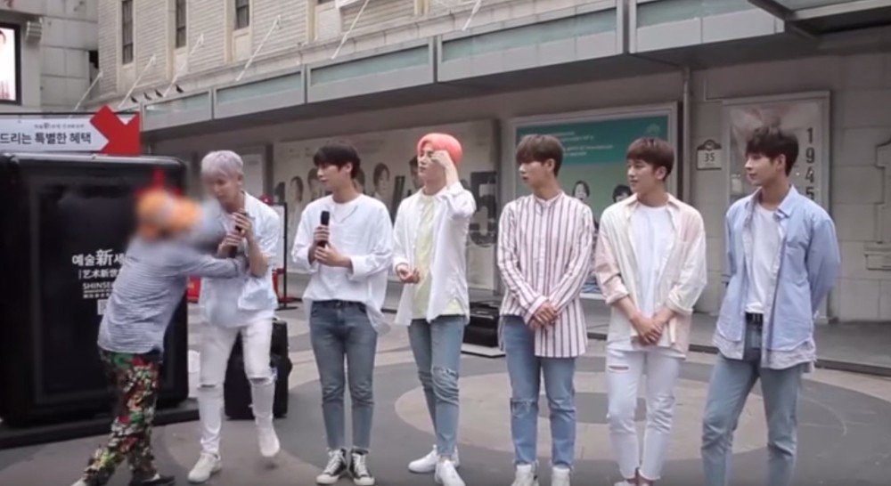 صورة سنوبر هوجموا من قِبل امرأة مسنة في الشارع