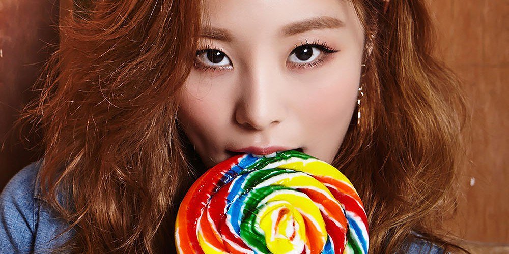 صورة ويين من مامامو اعتذرت بسبب استخدامها للشتائم وشربها خلال بثها المباشر