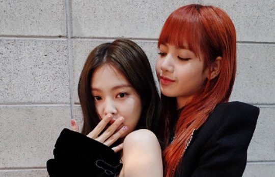 صورة [الآراء] جيني وليسا التقتطا صور معا وكأنهما حبيبتين