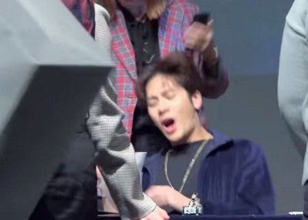 صورة [الآراء] معجبة أخافت جاكسون بصرصور في حدث توقيع للمعجبين