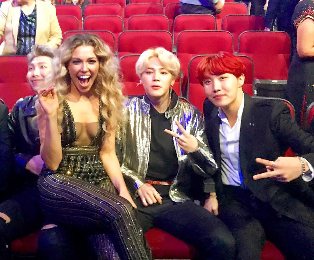 صورة [الآراء] هل كان جلوس رايتشيل بلاتين على حضن RM لائقا أم لا؟