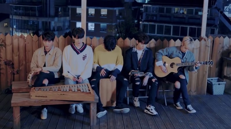 صورة فرقة DAY6 أصدروا فيديو كليب أغنية شهر نوفمبر “وحيد تماما”