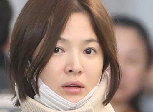 صورة رأي مستخدمي الإنترنت في وجه سونغ هاي كيو الخالي من المكياج في المطار