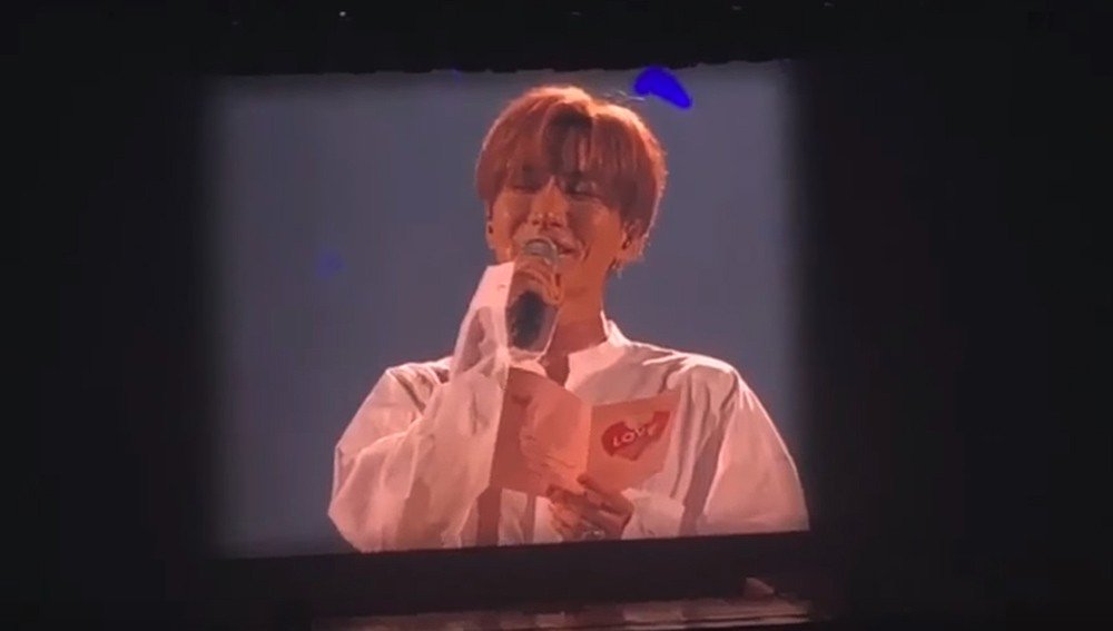 صورة [الآراء] ليتوك بكى حين ذكر أسماء كل أعضاء فرقة سوبر جونيور الـ ١٣ في حفل السوبر شو ٧