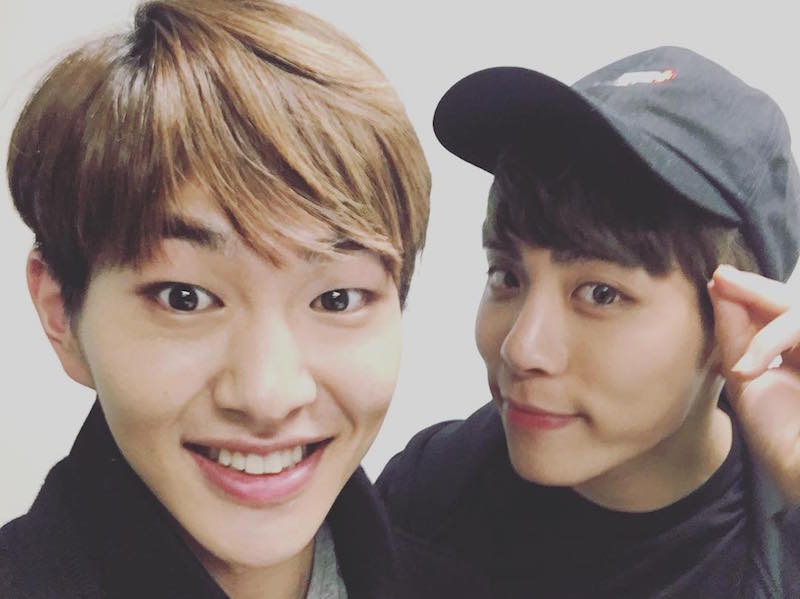 صورة أونيو عضو فرقة شايني كتب رسالة تشجيعية بعد وفاة جونغهيون