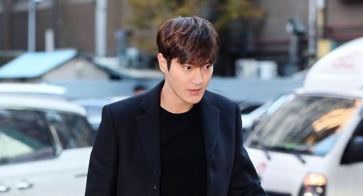 صورة [الآراء] شيون حضر الحفل الختامي لمسلسله، أول ظهور عام له منذ قضية كلبه المثيرة للجدل