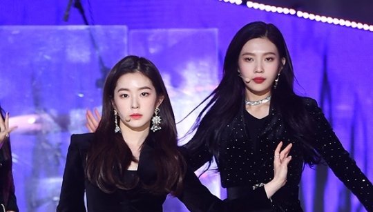 صورة [الآراء] إيرين من ريد فيلفيت تبدو صغيرة جدا إلى جانب جوي