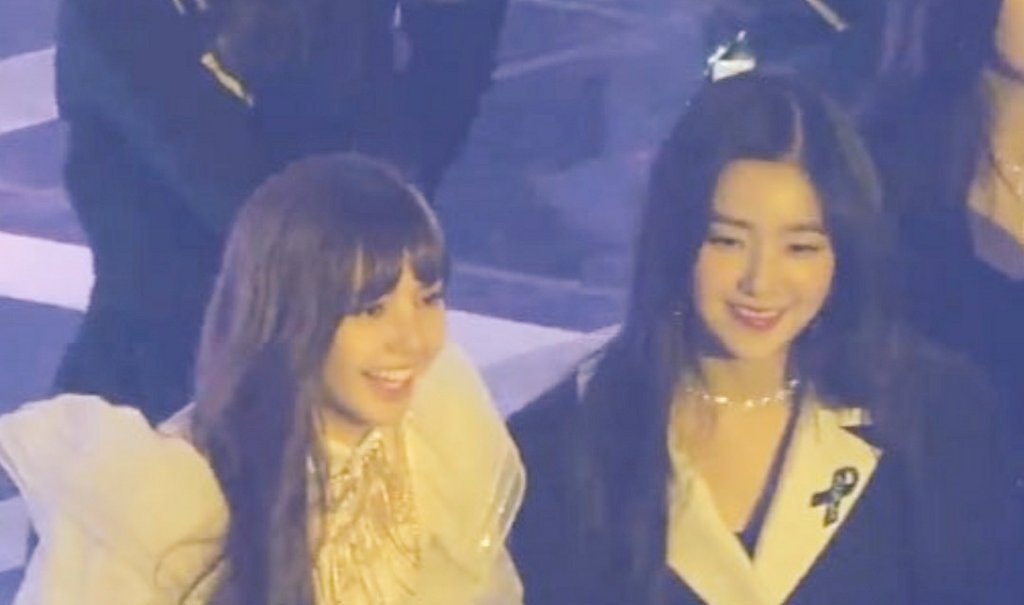 صورة المعجبين رأوا أن التفاعل بين ليسا من بلاك بينك وإيرين من ريد فيلفيت كان في غاية اللطف