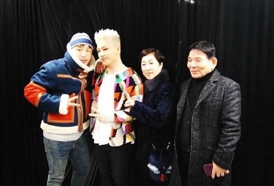 صورة رأي مستخدمي الإنترنت في صورة تاي يانغ العائلية مع أخيه ووالديه