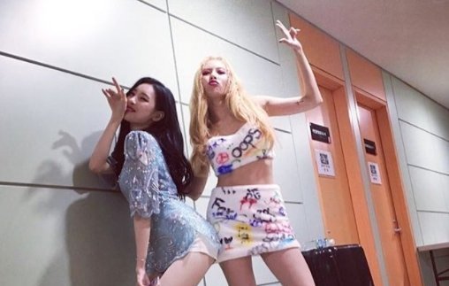 صورة [الآراء] هيونا وسونمي التقطتا صورة مثيرة خلف الكواليس