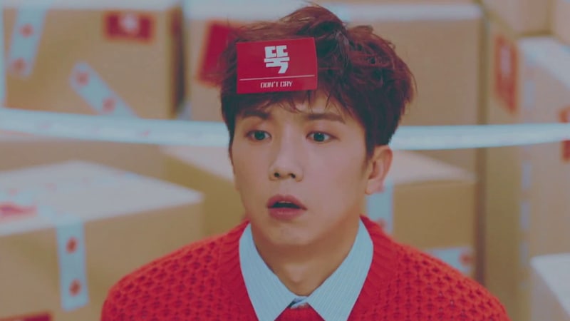 صورة وويونغ عضو فرقة 2PM أصدر فيديو كليب أغنيتيه الرئيسيتين “لا تبكي” و “شراب الحفلات”