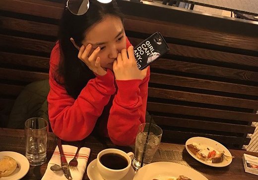 صورة نايون من آي بينك أثارت الجدل بصورة غلاف هاتفها وعلبة سجائر على الطاولة + رد وكالتها