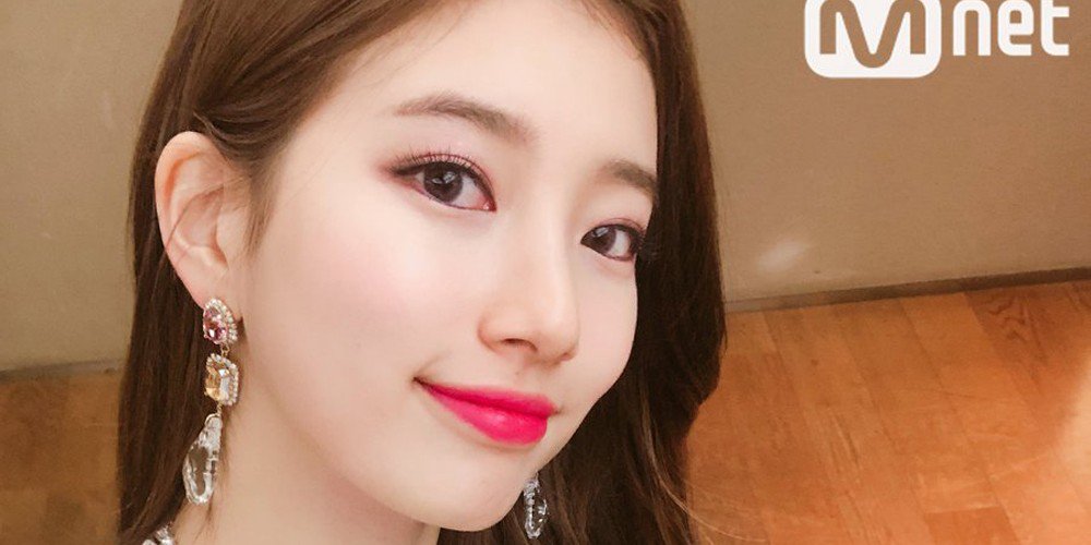 صورة المعجبين أحبّوا الهدايا التي قدمتها سوزي لأولئك الذين أتوا لرؤية آدائها على الإم كاونت داون