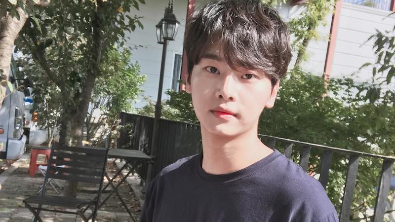 صورة إن عضو فرقة فيكس عبّر عن انزعاجه من المعجبات المهووسات اللواتي اقتحمن غرفة والدته في المستشفى