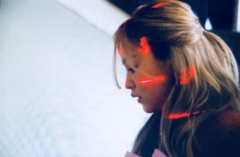 صورة [الآراء] هل قام معجبي فرق أخرى بمضايقة ييري عن طريق توجيه الليزر على وجهها؟