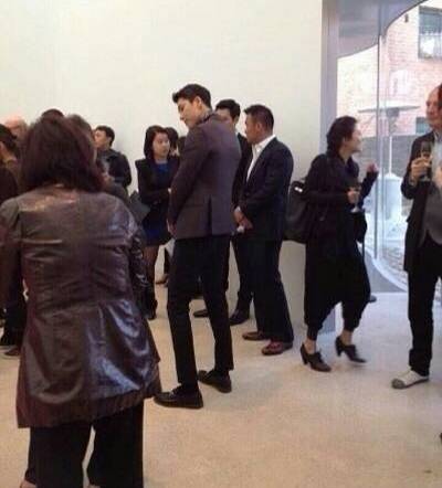 صورة [الآراء] الممثل الذي دائما ما يفاجيء الجميع بطوله، بنيته الجسدية، ووسامته في الحياة الحقيقية