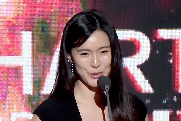 صورة [الآراء] كاهي ارتدت فستان كاشف في حفل توزيع جوائز مخطط غاون للكيبوب ٢٠١٧