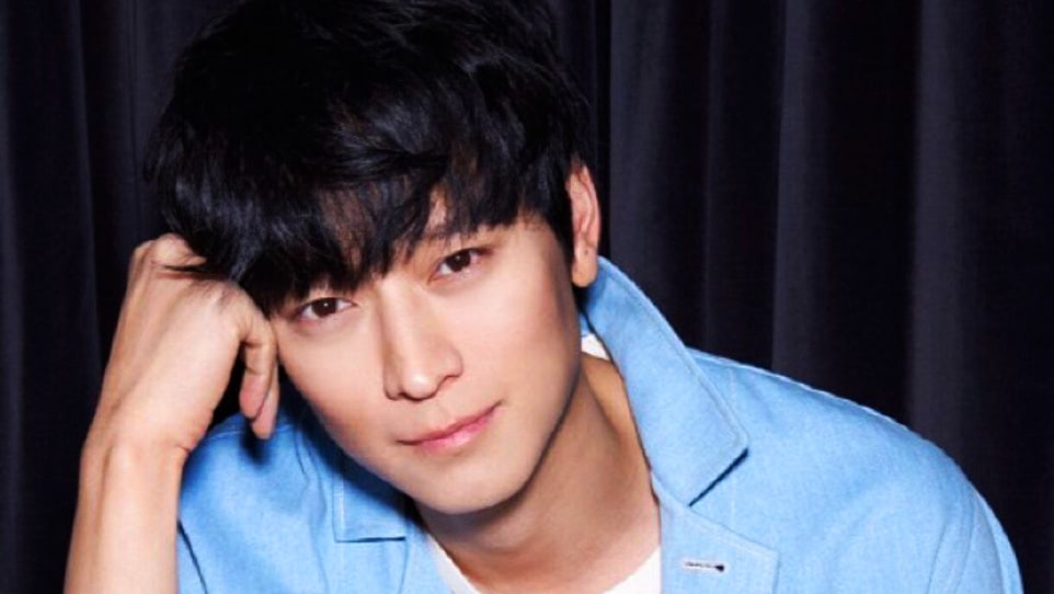 صورة الممثل كانغ دونغ وون يقول بأنه لا يفكر في الزواج