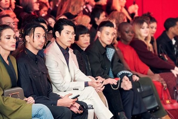 صورة [الآراء] هيون بين جذب الأنظار في إيطاليا بوسامته الآسرة