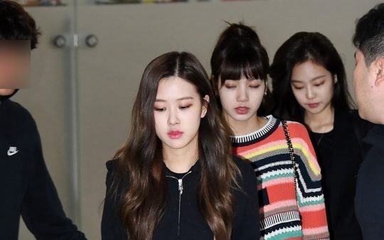 صورة رأي مستخدمي الإنترنت في مظهر روزي الكاجوال في المطار