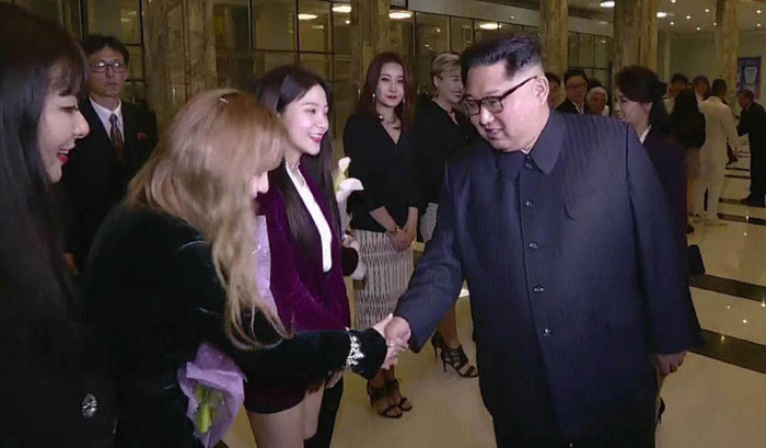 صورة رأي مستخدمي الإنترنت في لقاء ريد فيلفيت برئيس كوريا الشمالية ومصافحتهن له