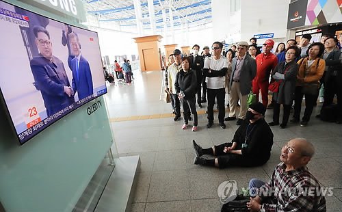 صورة [الآراء] لحظة مصافحة مون جاي إن وكيم جونغ أون التاريخية حققت نسبة مشاهدة ٣٤٪