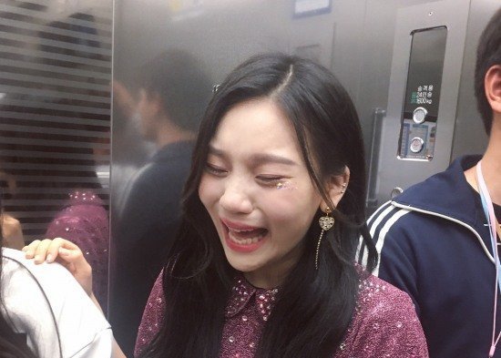 صورة [الآراء] أومجي انفجرت باكية في المصعد بعد فوز جيفريند لأول مرة في الميوزك كور منذ انطلاقتهن