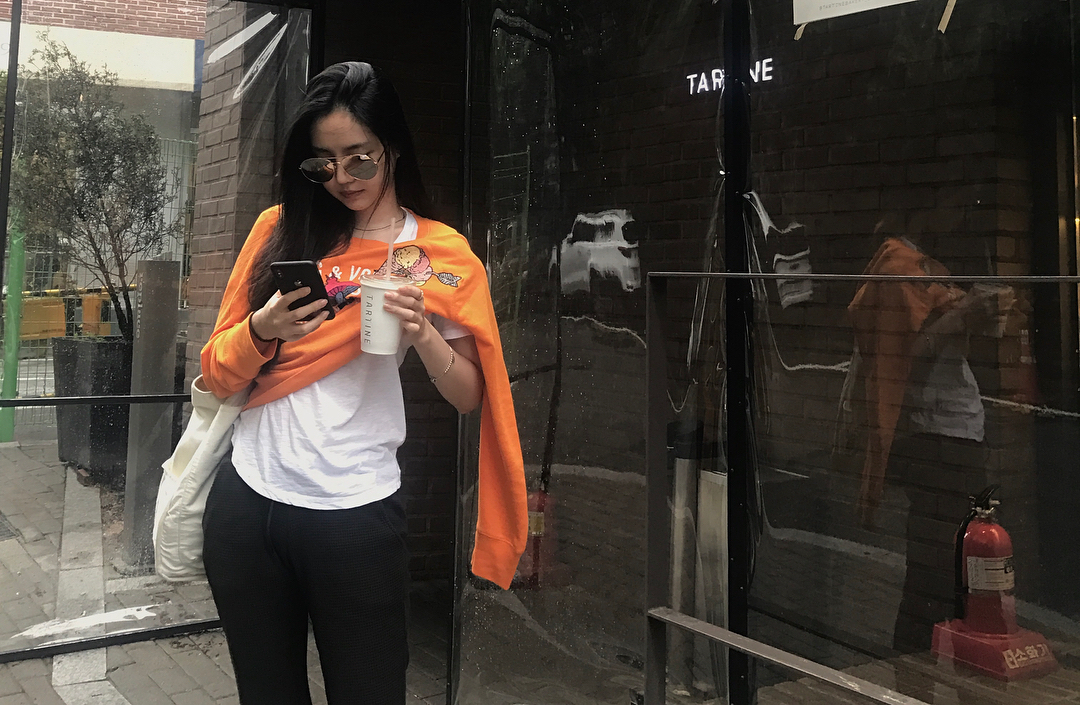 صورة [الآراء] سون نايون ترتدي قميصها بشكل غريب، هل هذه هي الموضة حاليا؟