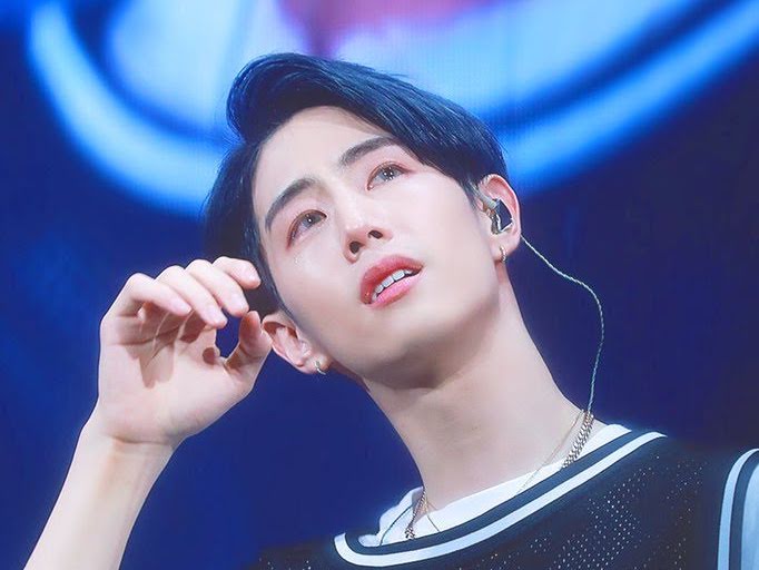 صورة مارك من GOT7 بكى على المسرح بعد سماع خبر وفاة جدته