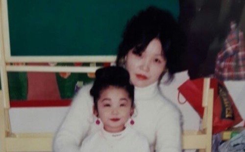 صورة [الآراء] إيونجي من آي بينك أثبتت أنها نسخة طبق الأصل من أمها بصورة من طفولتها