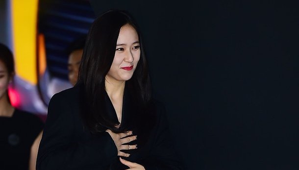 صورة رأي مستخدمي الإنترنت في مظهر كريستال من أحدث ظهور لها