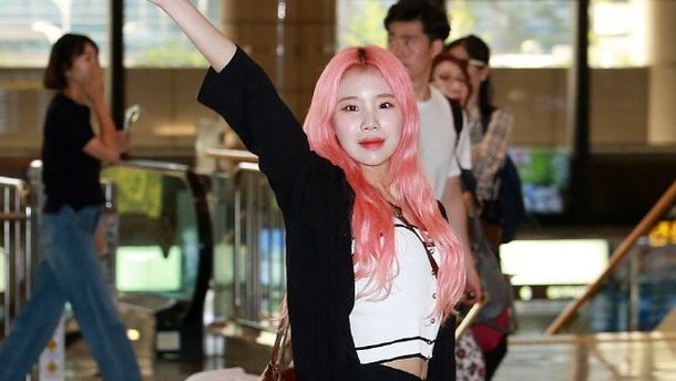 صورة [الآراء] جوي من مومولاند مشرقة ومبتهجة كعادتها في المطار