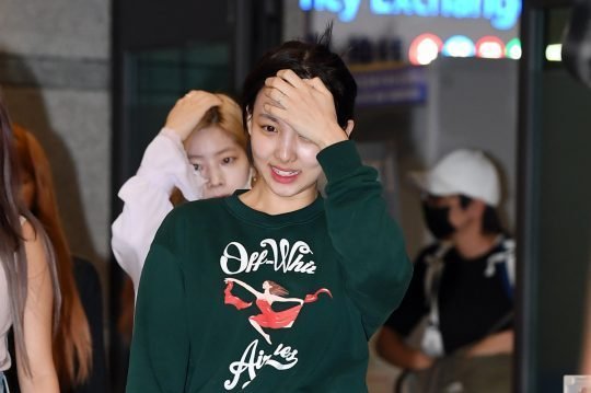 صورة [الآراء] نايون من توايس تبدو منعشة بوجهها الخالي من المكياج في المطار