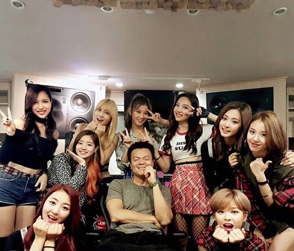 صورة بارك جين يونغ تحدث عن قدرة توايس على تبني المفهوم المثير