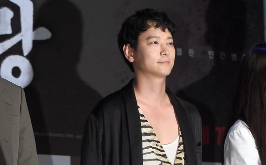 صورة [الآراء] الممثل كانغ دونغ وون تبنّى موضة مثيرة للإهتمام في مؤتمر فيلمه القادم
