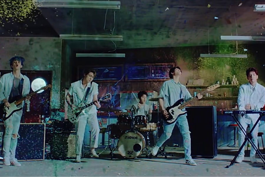 صورة فرقة DAY6 أصدروا فيديو كليب أغنيتهم الجديدة “أطلقي علي”