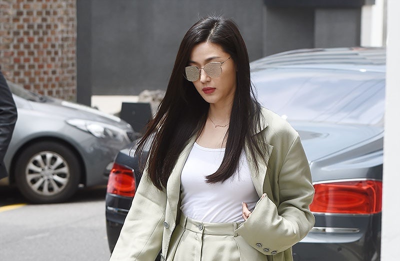 صورة [الآراء] جون جي هيون أسرت الجميع بجمالها في أول ظهور لها منذ ولادتها لطفلها الثاني