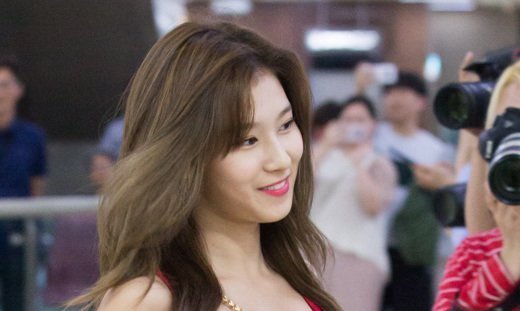 صورة [الآراء] سانا من توايس بمفاتن بارزة في المطار