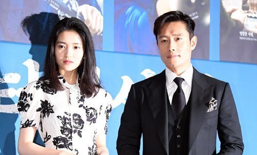 صورة [الآراء] لي بيونغ هون يقول بأنه لا يشعر بالفجوة العمرية التي تبلغ ٢٠ سنة بينه وبين زميلته الممثلة كيم تايري