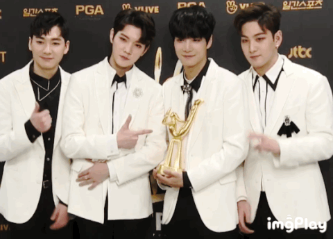 صورة [الآراء] الآيدول اللطيف الذي يواجه دائما صعوبة في مزامنة حركاته مع زملائه