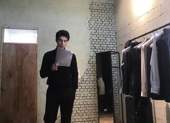 صورة [الآراء] لي دونغ ووك يبدو كعارض آزياء أثناء تدربه على النص